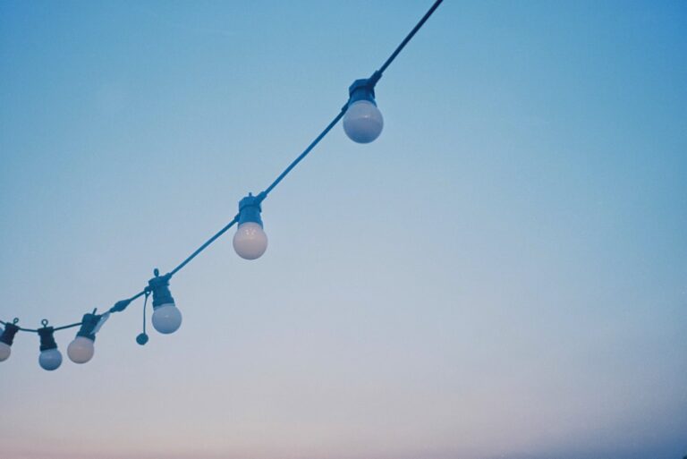 Cum să îți îmbunătățești iluminatul ambiental acasă